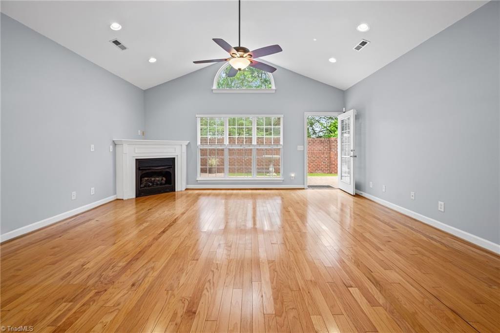 2071 Salisbury Square Property Photo 6