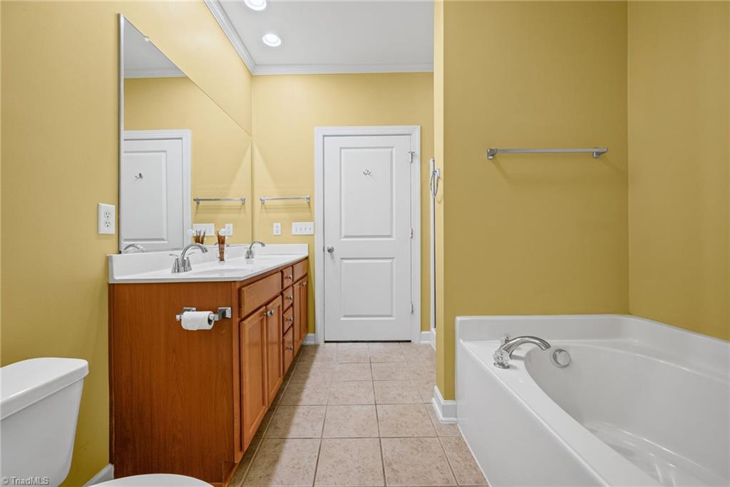 2071 Salisbury Square Property Photo 31