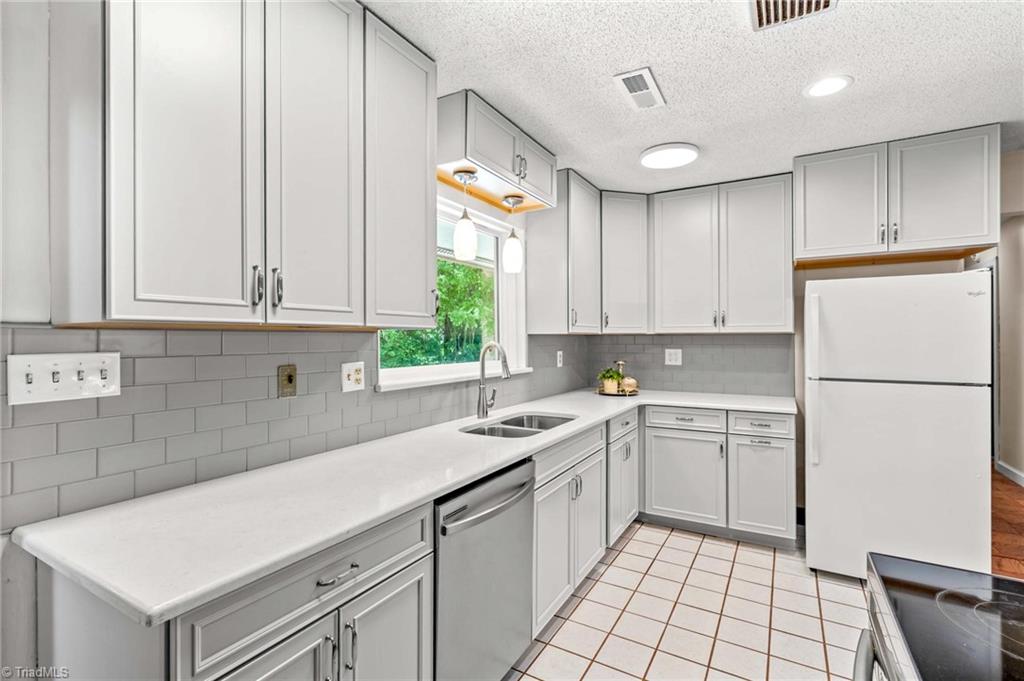 1221 Forestdale Drive Property Photo 12