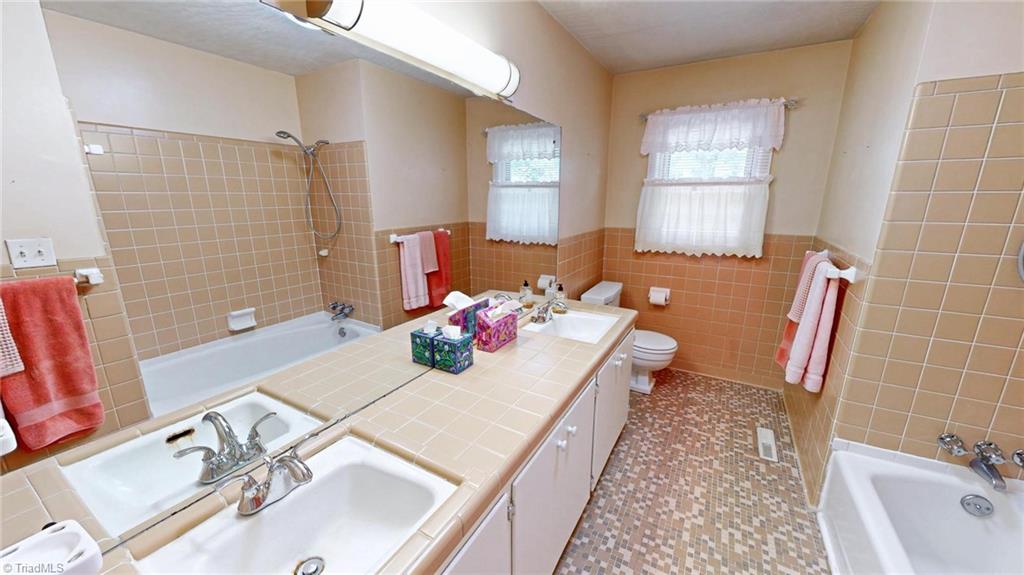 3908 Beverly Hills Drive Property Photo 13