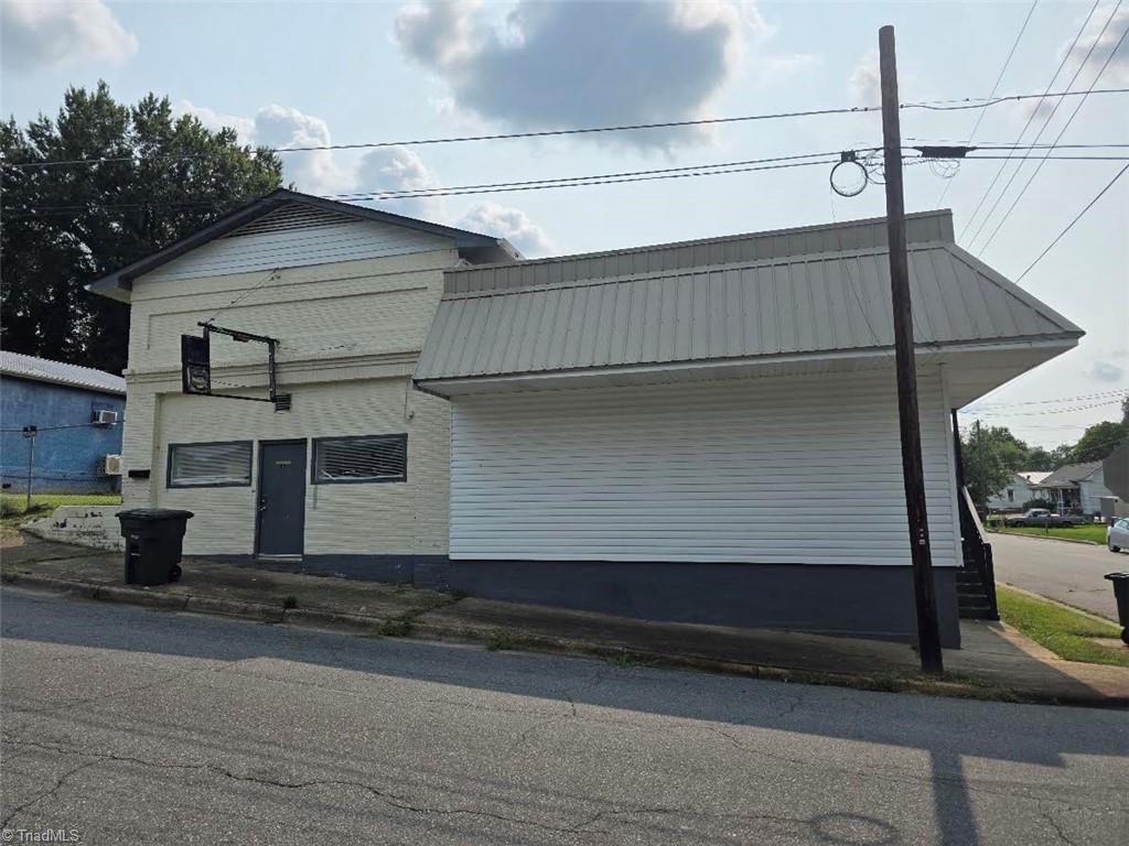 1230 Ridge Avenue Property Photo 3