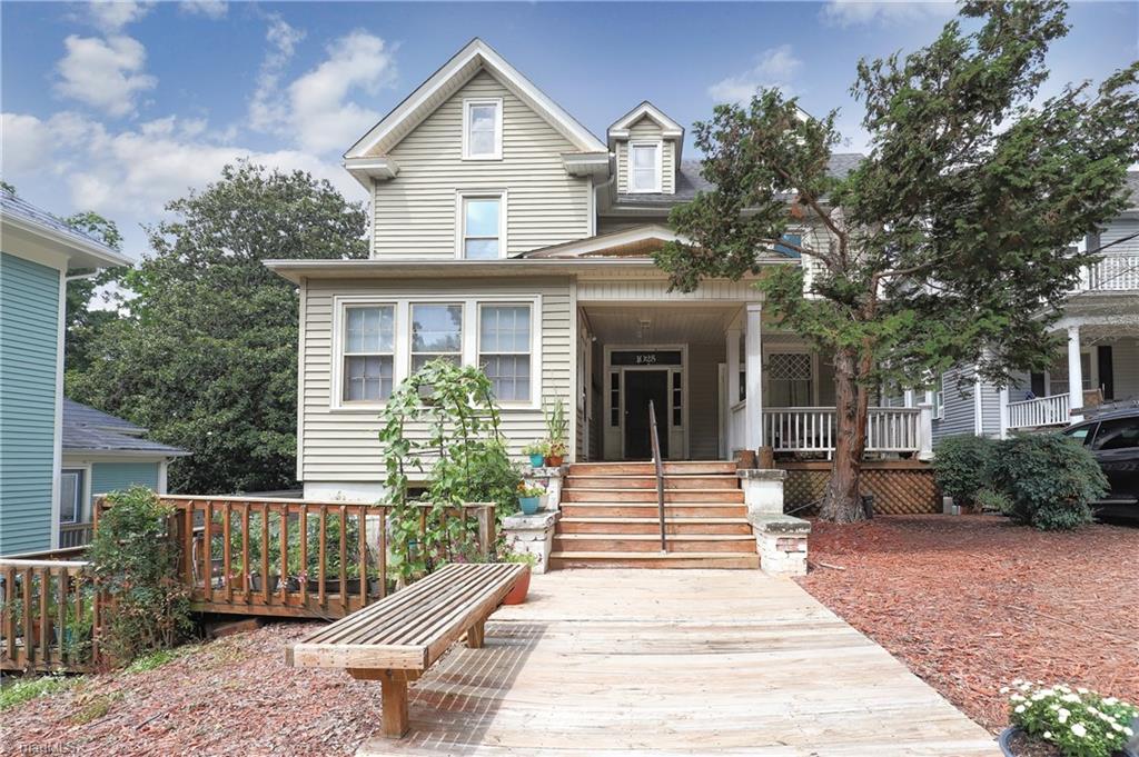 1025 West End Boulevard Property Photo 1