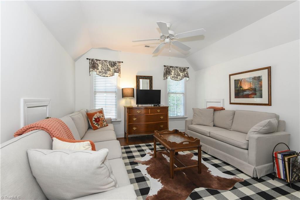 18 Heathrow Court Property Photo 38