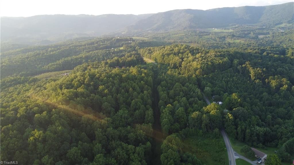 4749 Wards Gap Road Property Photo 2