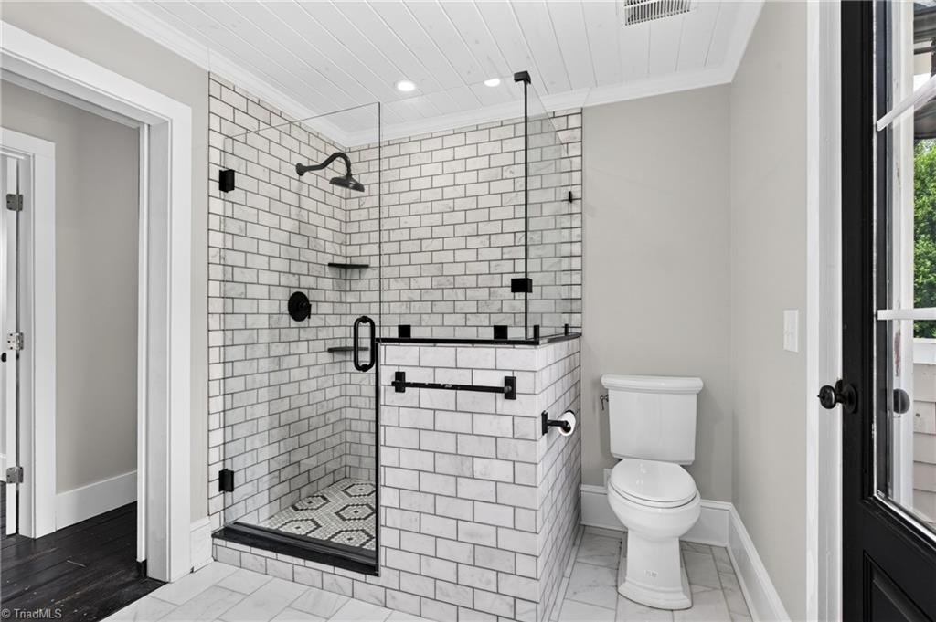 2428 Glade Road Property Photo 32