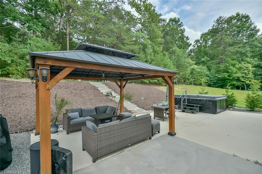 1017 Scotch Pine Way Property Photo 3