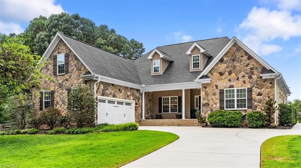 4898 Forest Oaks Drive Property Photo 1