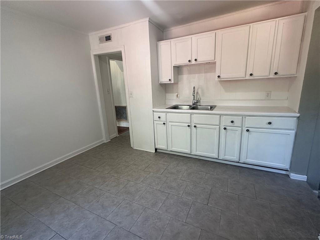 1005 William Drive Property Photo 13