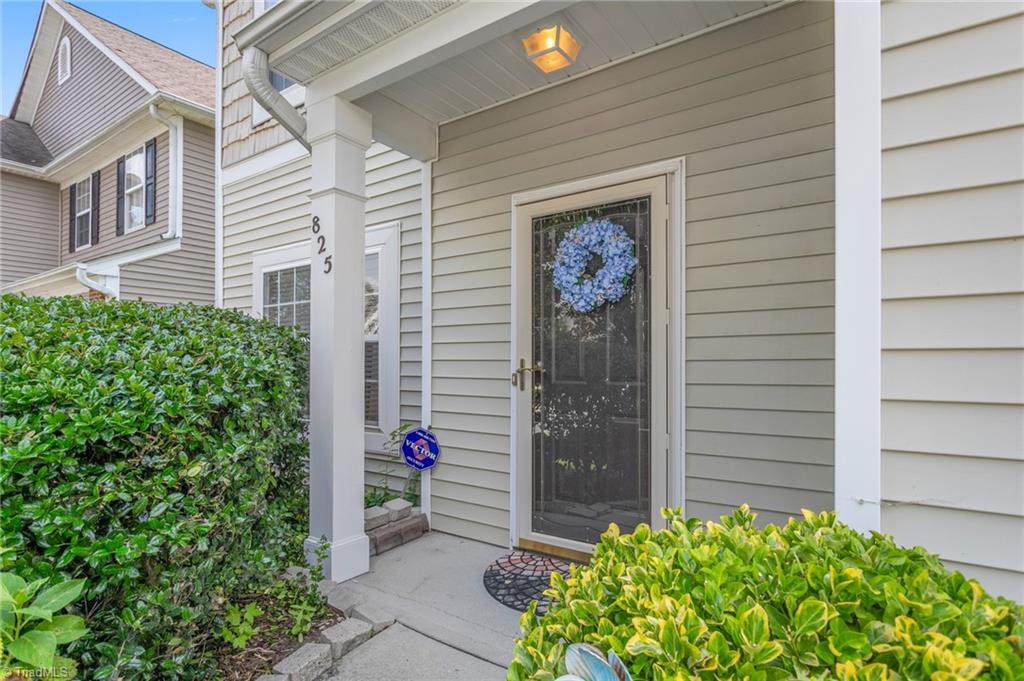 825 Hedgepath Terrace Property Photo 3