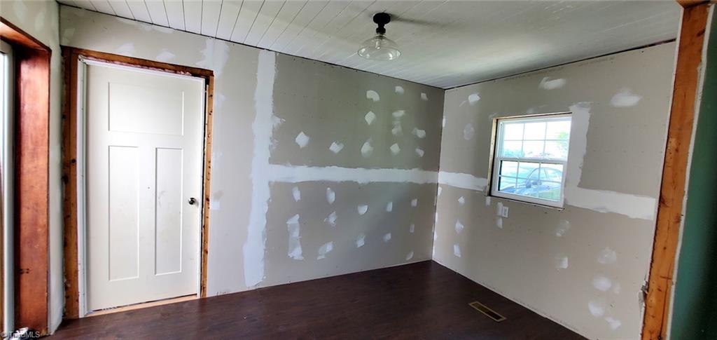 2185 Flat Rock Road Property Photo 4