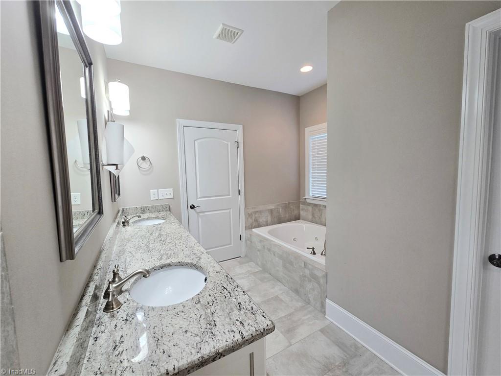 5029 Bennington Way Property Photo 8