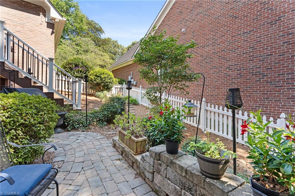 237 Village Green Square Property Photo 38