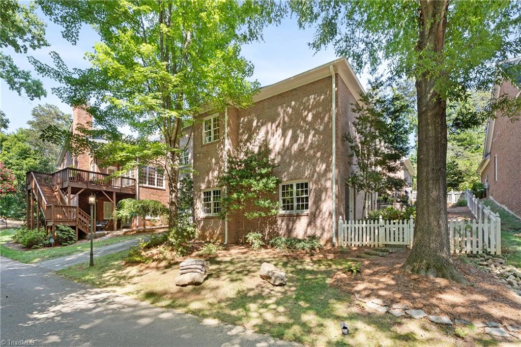 237 Village Green Square Property Photo 44