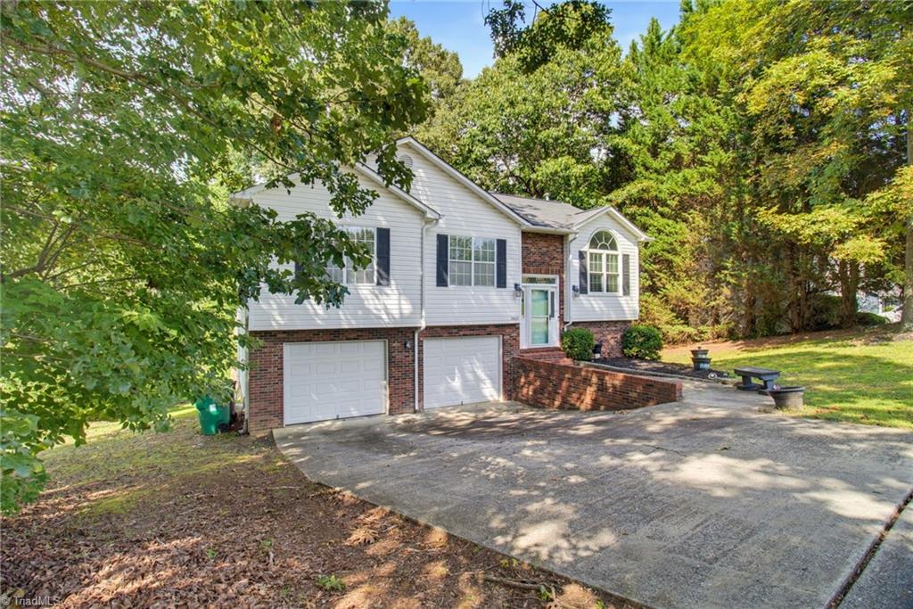 3913 Landover Drive Property Photo 2