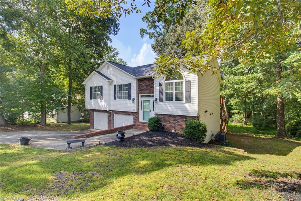 3913 Landover Drive Property Photo 3