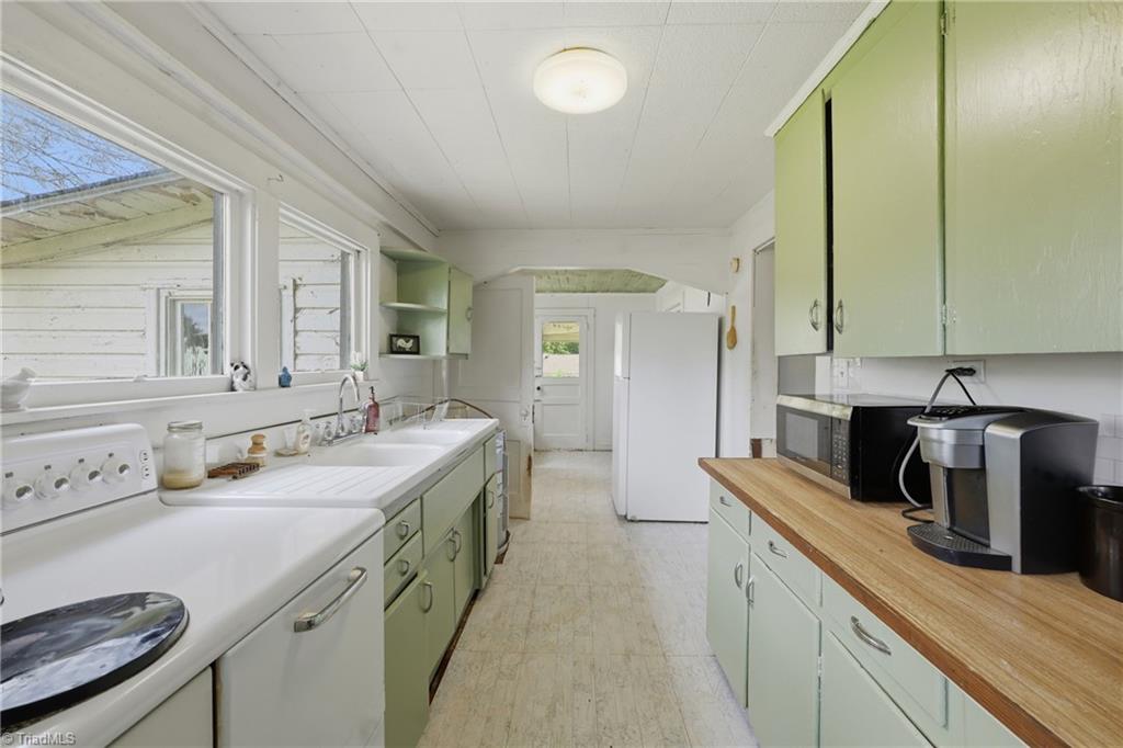 985 Traphill Road Property Photo 18