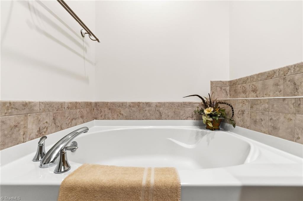 5252 Esher Drive Property Photo 18