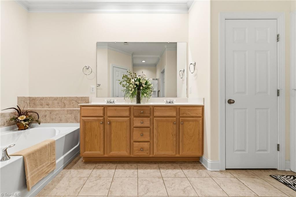 5252 Esher Drive Property Photo 21