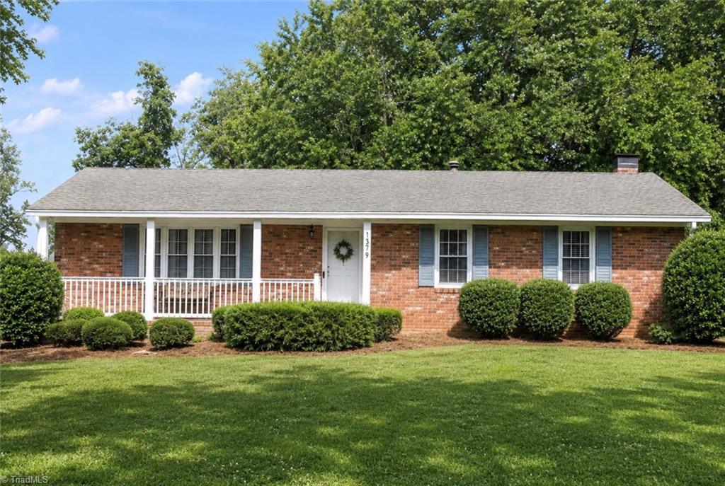 1379 Lynndale Drive Property Photo 1