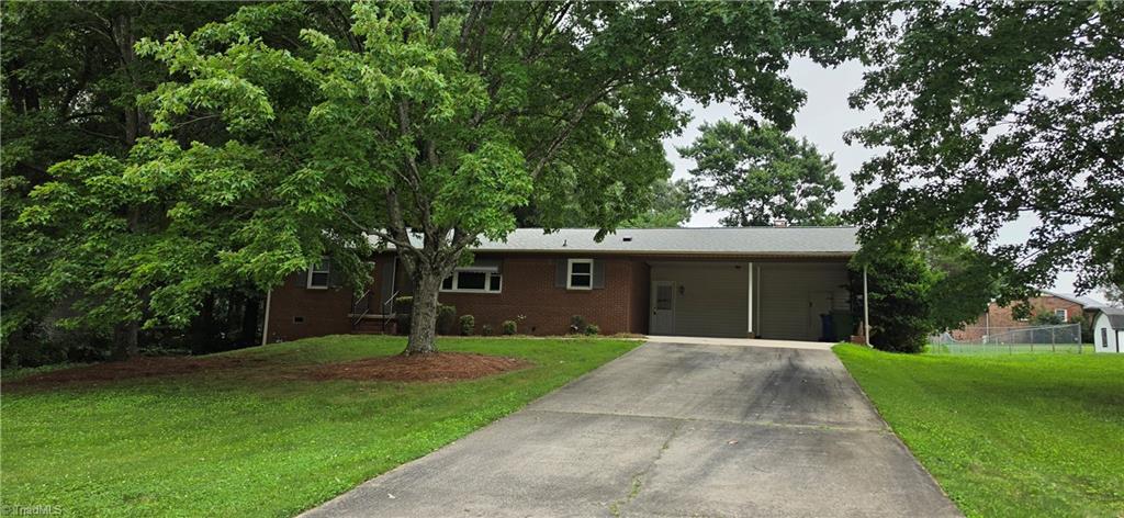 435 Lakecrest Drive