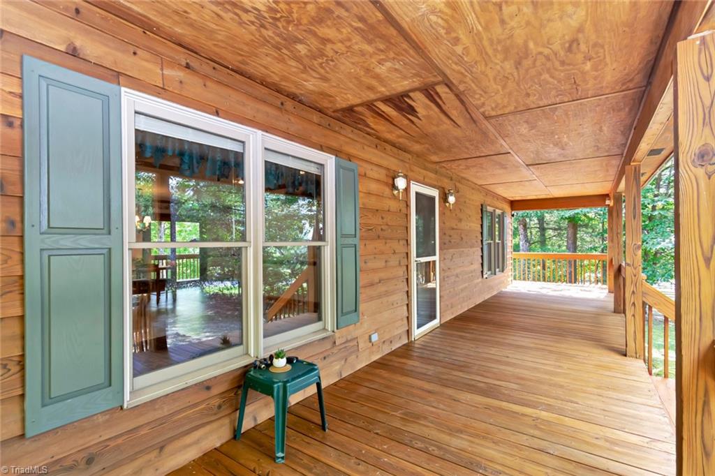 1050 Staghorn Road Property Photo 2