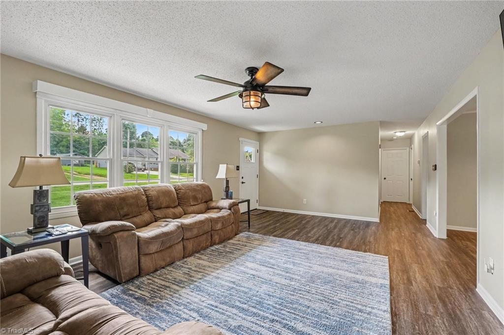 3848 Hillsdale Park Drive Property Photo 3