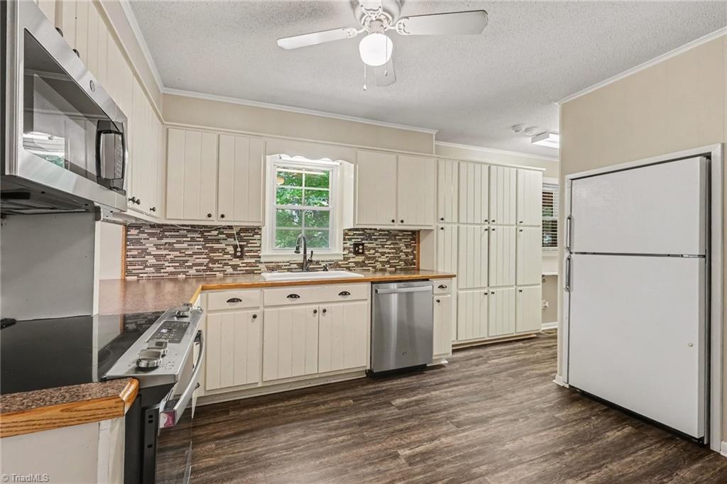 3848 Hillsdale Park Drive Property Photo 6