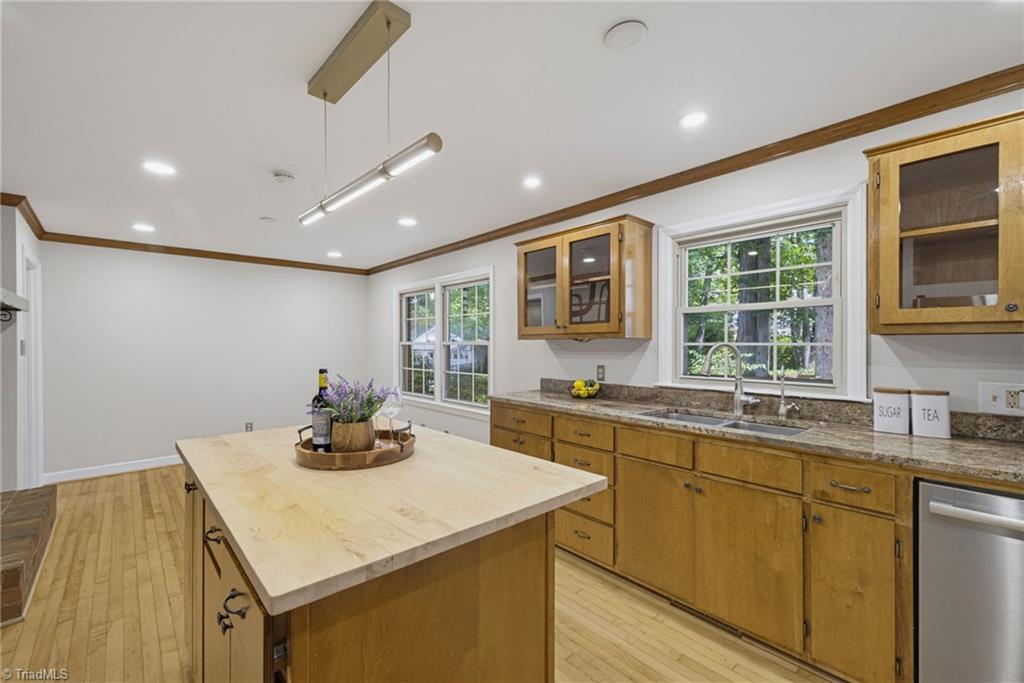 1002 Surry Drive Property Photo 8