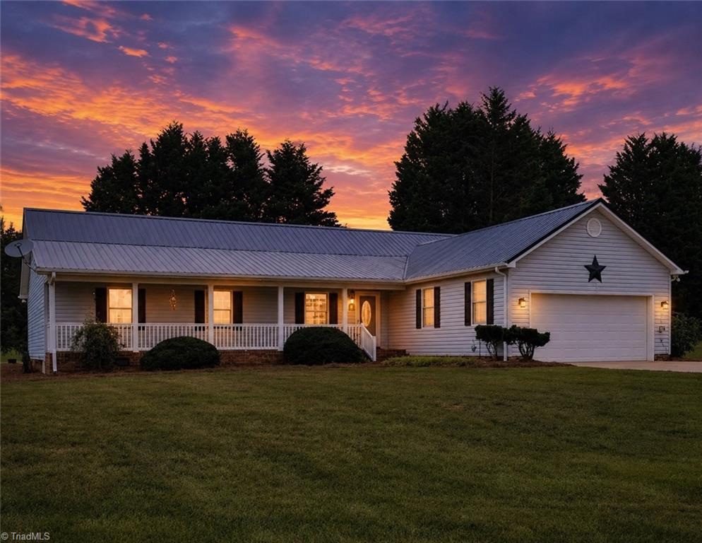 124 Glen Oaks Drive Property Photo 1