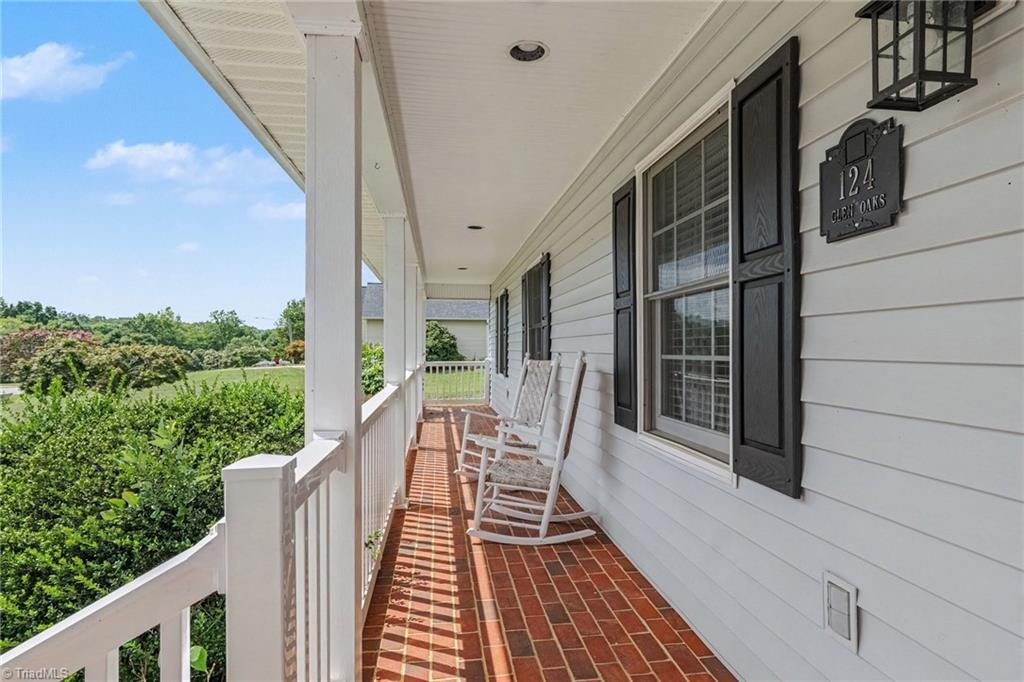 124 Glen Oaks Drive Property Photo 3