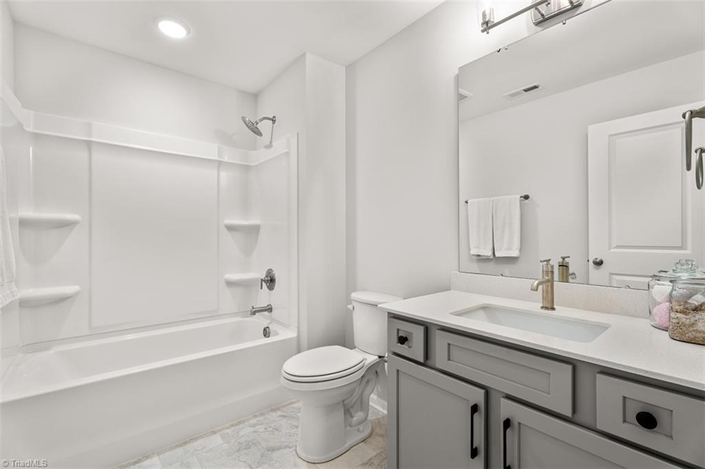 806 Dewfield Cove Property Photo 9