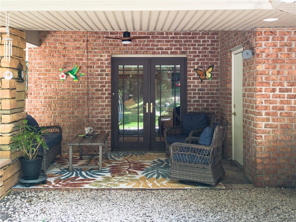 381 Hunters Point Property Photo 4