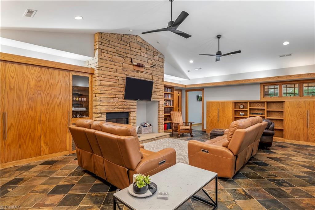 381 Hunters Point Property Photo 10