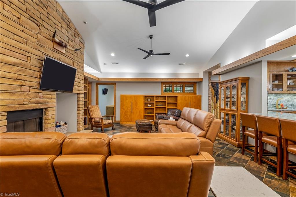 381 Hunters Point Property Photo 11