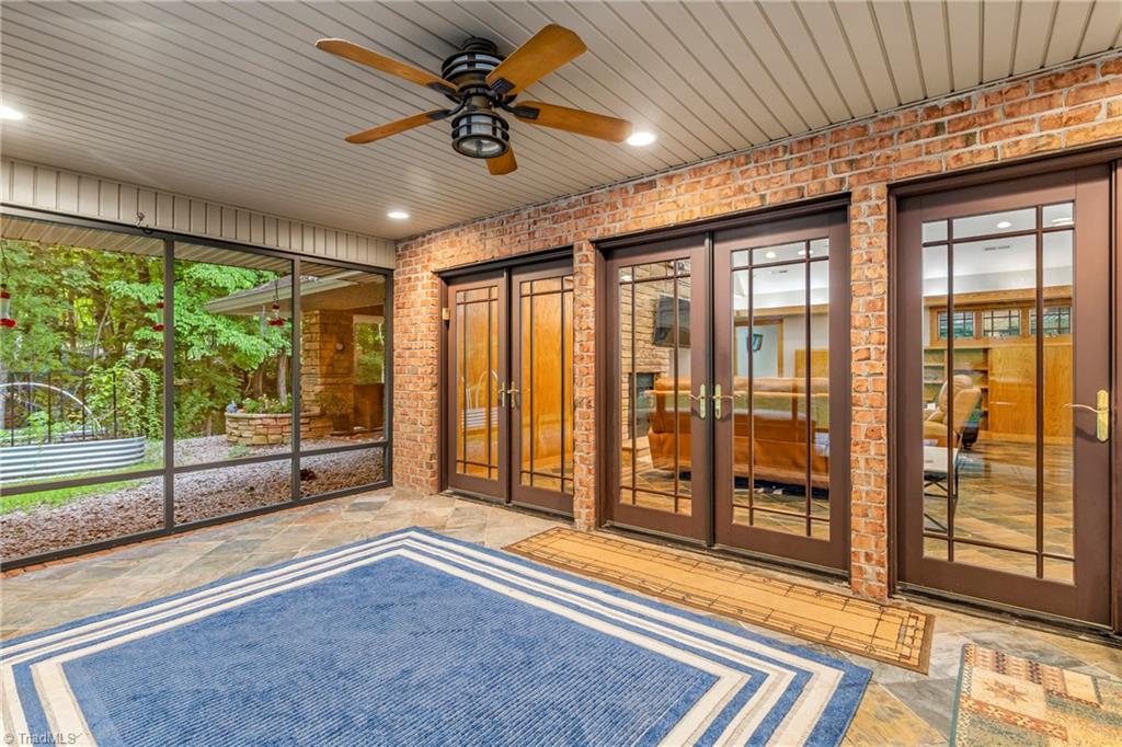 381 Hunters Point Property Photo 18