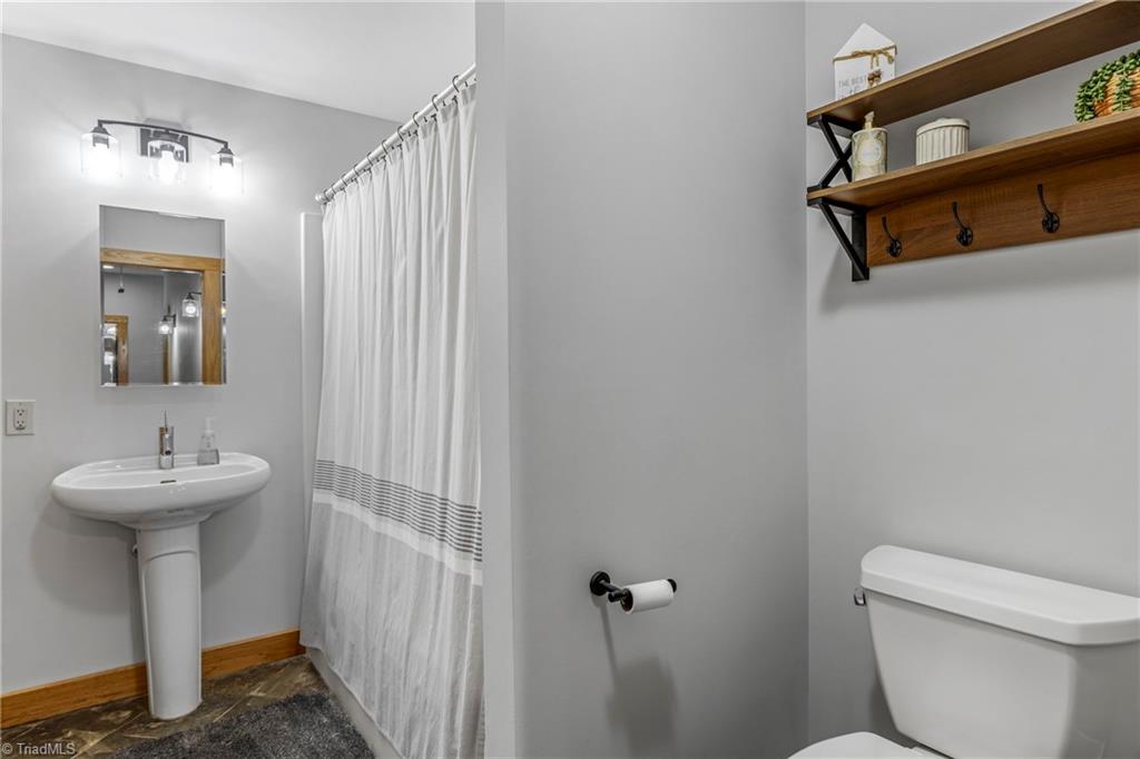 381 Hunters Point Property Photo 33