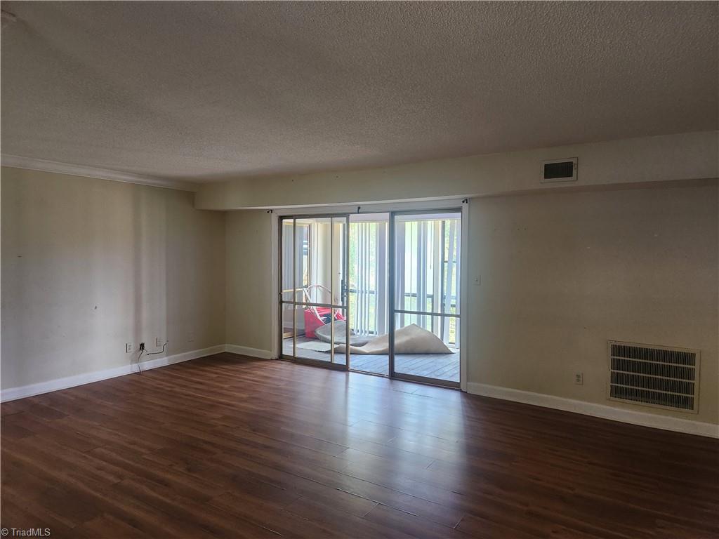 2922 Ramsgate Court Property Photo 4