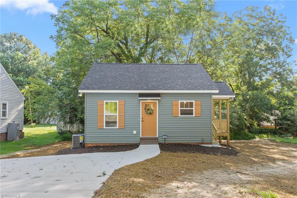 1305 E Willowbrook Drive Property Photo 2