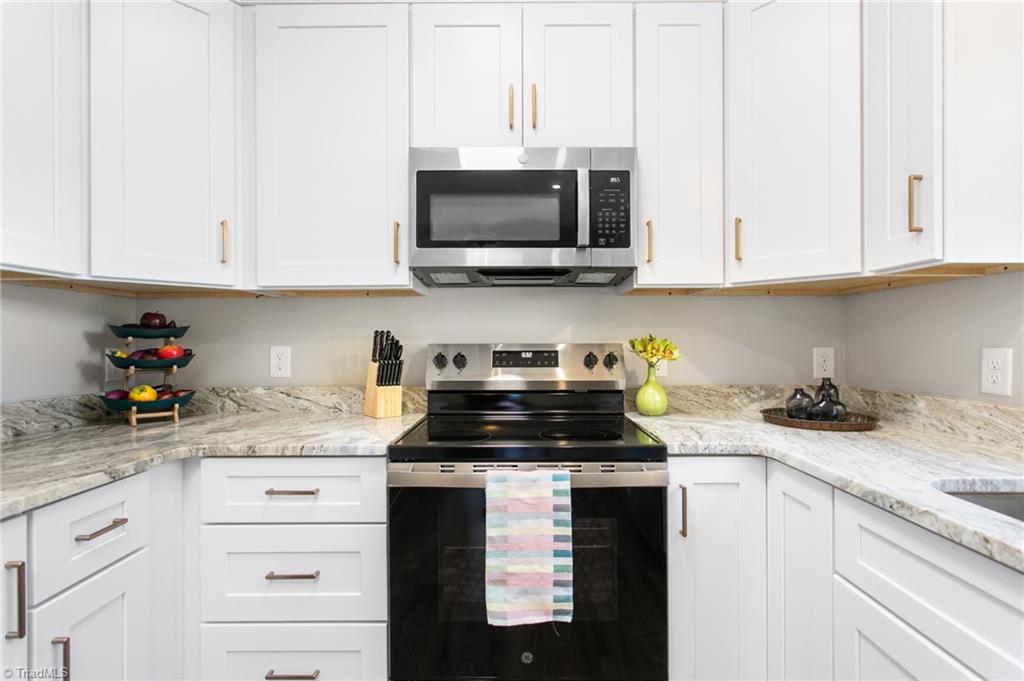 1305 E Willowbrook Drive Property Photo 8