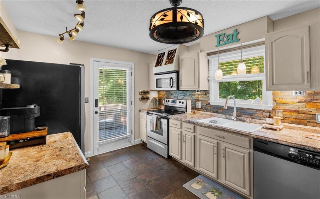 7317 Farmbrook Place Property Photo 4
