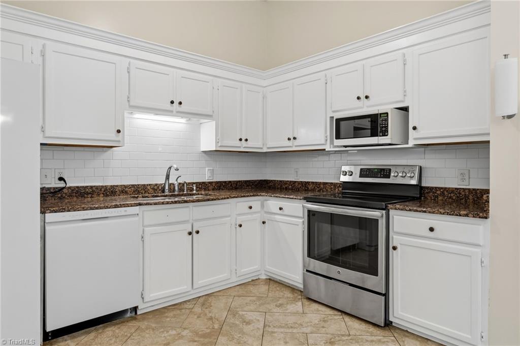 808 Circle Drive Property Photo 1