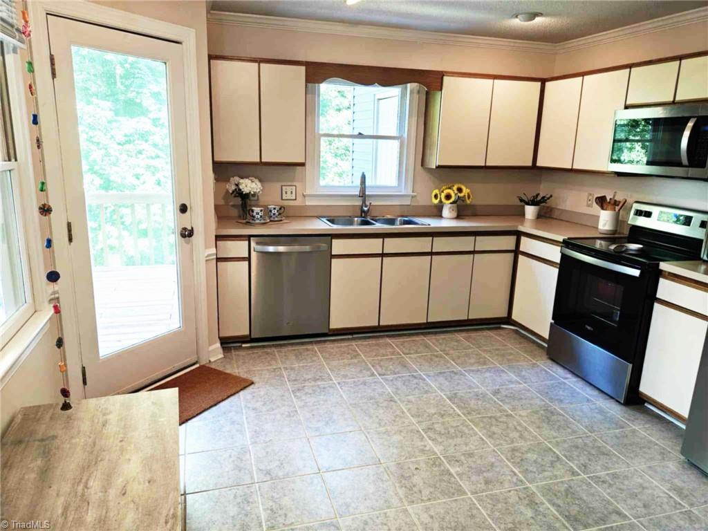 2014 Hearthwood Court Property Photo 9