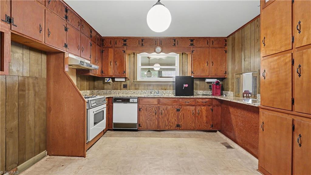 876 Brooklyn Avenue Property Photo 5