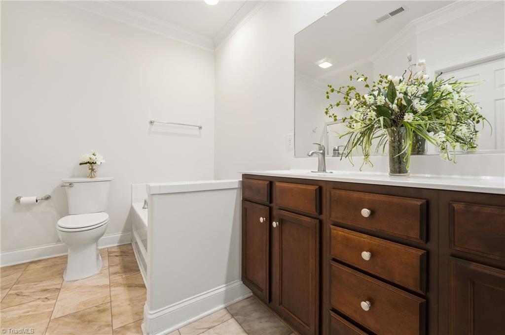 5285 Esher Drive Property Photo 21