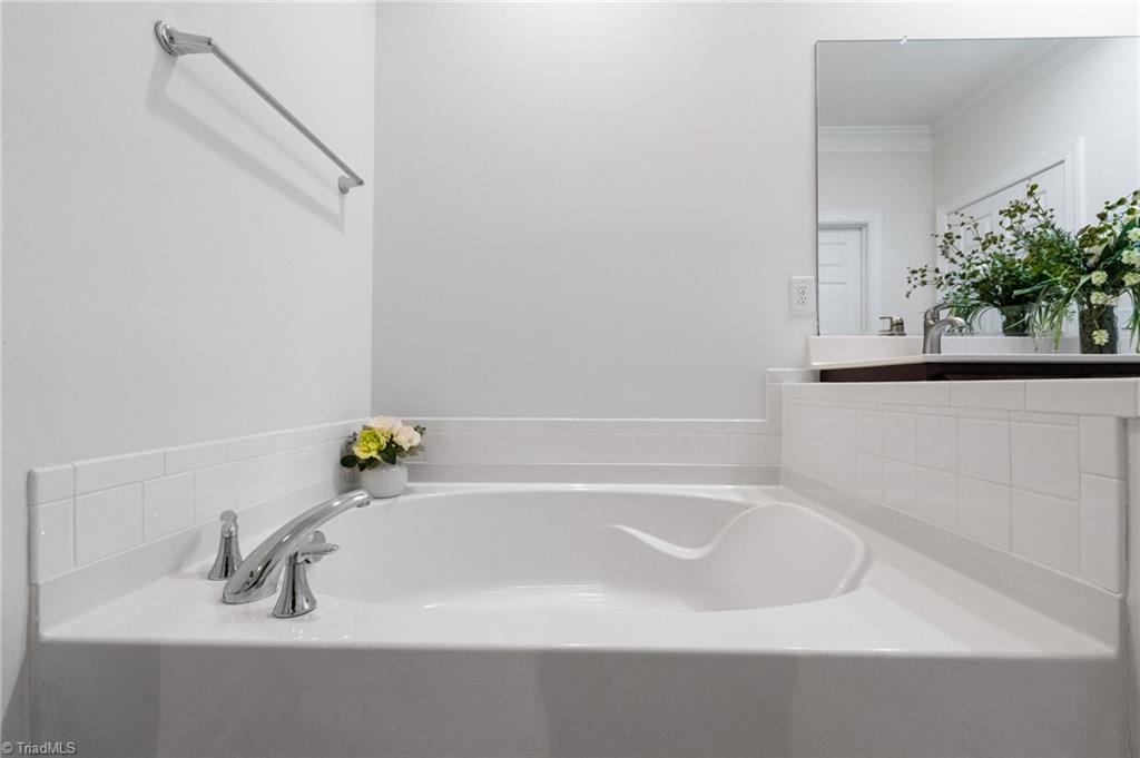 5285 Esher Drive Property Photo 24