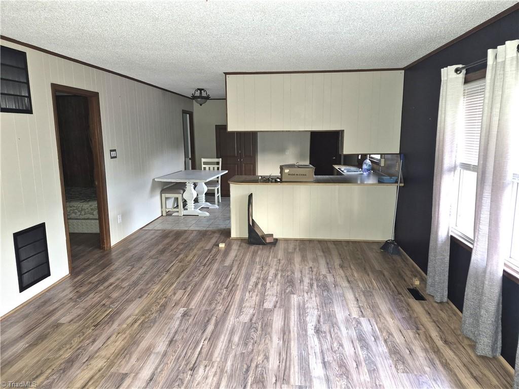 704 Baker Street Property Photo 2