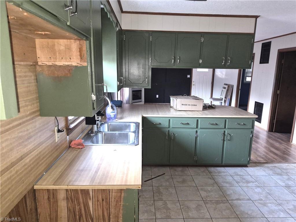 704 Baker Street Property Photo 4