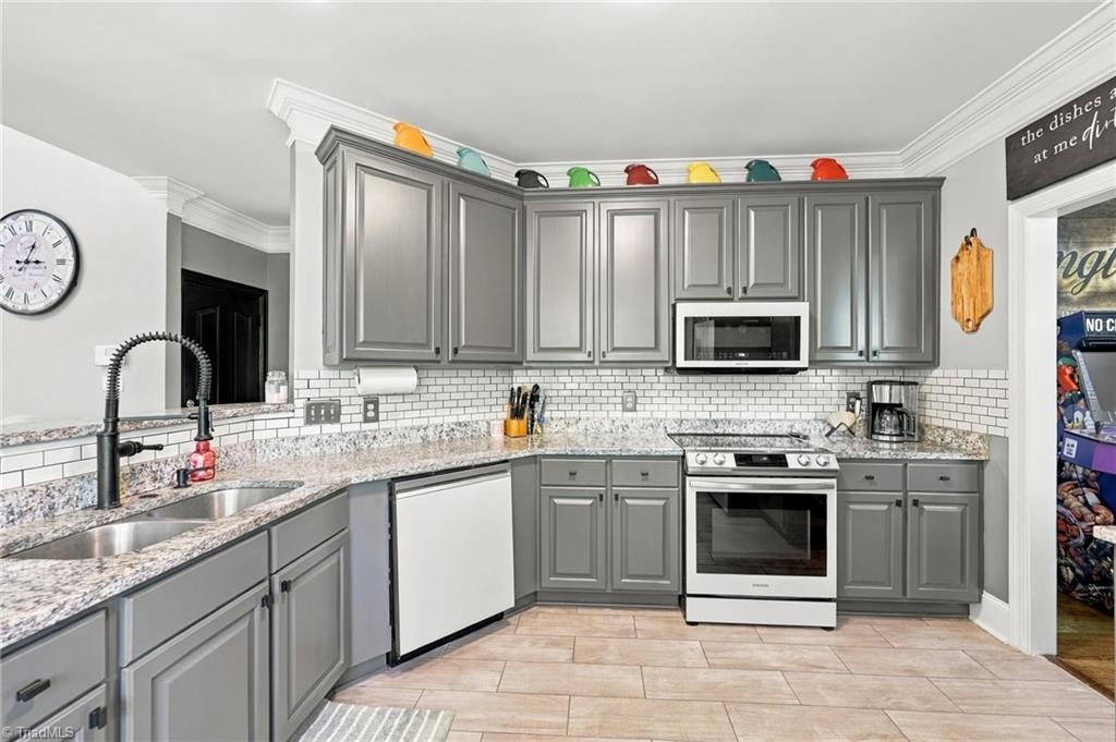 6625 Barton Creek Drive Property Photo 9