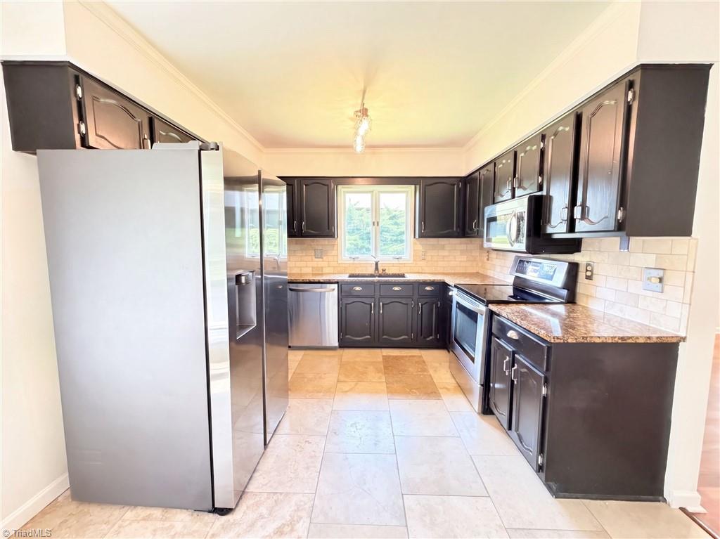 200 Ridgelea Court Property Photo 2