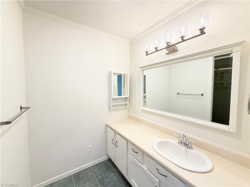 200 Ridgelea Court Property Photo 11